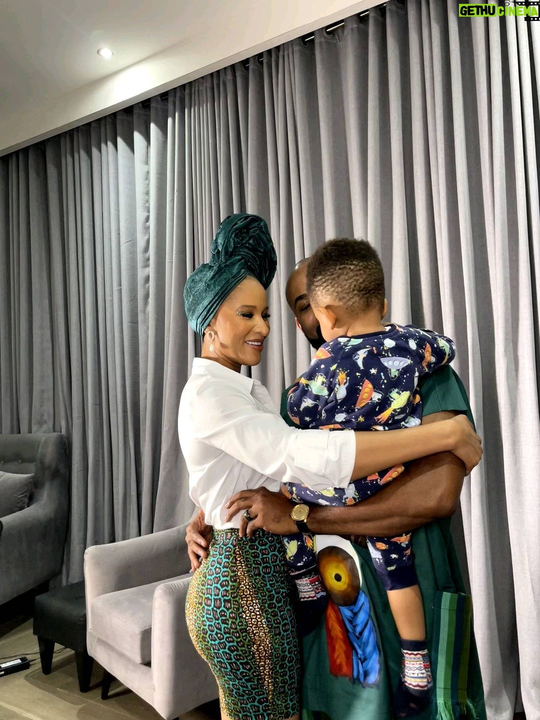 Adesua Etomi-Wellington - 486.2K Likes - Merry Christmas from me and mine to you and yours❤️❤️❤️🥰🥰🥰