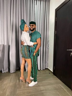 Adesua Etomi-Wellington Instagram - Mum & Dad 😍😍😍😍

The theme was 'Owambe' so my baby and I gave them 'Owambe Lite' 🤣🤣🤣

1/3.  Help me thank @jemimaosunde for the inspiration because of her, you will get 3 of 3. 🙏

Make up by @t.alamodebeauty 
Gele by @gelebyboj
Skirt by @benaya_official 
Bankys outfit @trax_apparel