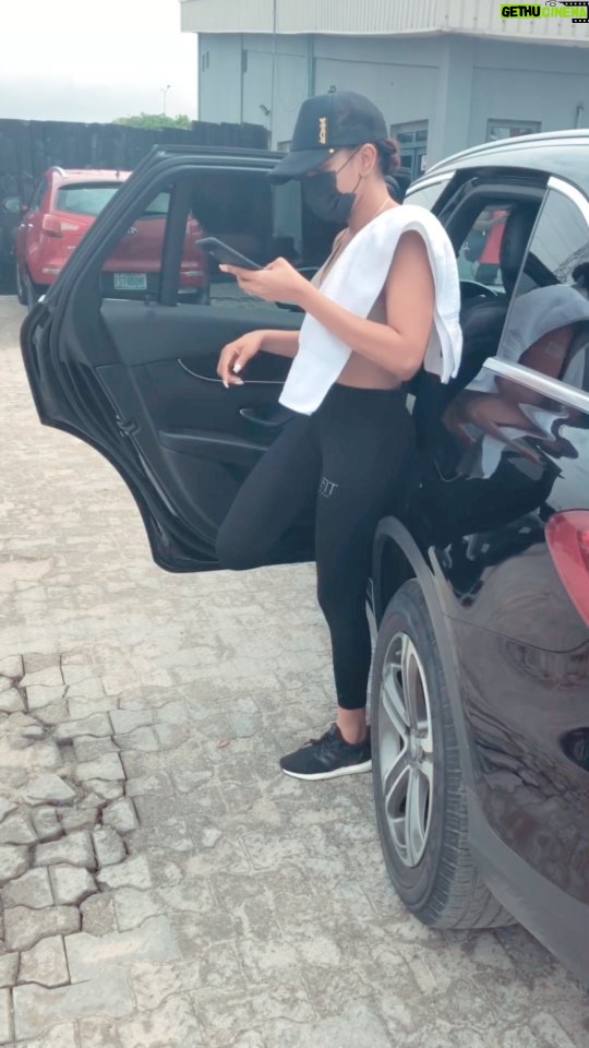 Adesua Etomi-Wellington Instagram - I loveee working out but omo na dieeeeeðŸ˜ðŸ˜ðŸ˜ Back at the gym after 2 months because my schedule wasn't working with me 😠Video: @itsprinceehis Ps pls dead questions like, you're slim? Why are you working out? Being slim doesn't help you stay fit or build muscles mass dears🤣🤣🤣 #fitness