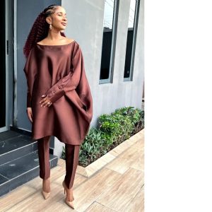 Adesua Etomi-Wellington Instagram - They said I should give you people details🤣
Earlier today on my way to 'An evening with African Power girls' organised by @debolalagos 🙌🙌🙌

Special mention to @atafo.official for always killing it😍🔥❤
Hair by @tashplace
Make up by me 
Picture by my 2nd personal photographer  @jemimaosunde🤣🤣🤣

#sueisinthegarden #andshesafinegirl #cantthinkoftherestpls #its11.30pm #whyareyouawake #lookingforhashtahstomakeyoulaugh #yourestillreading #nawa #restdear
