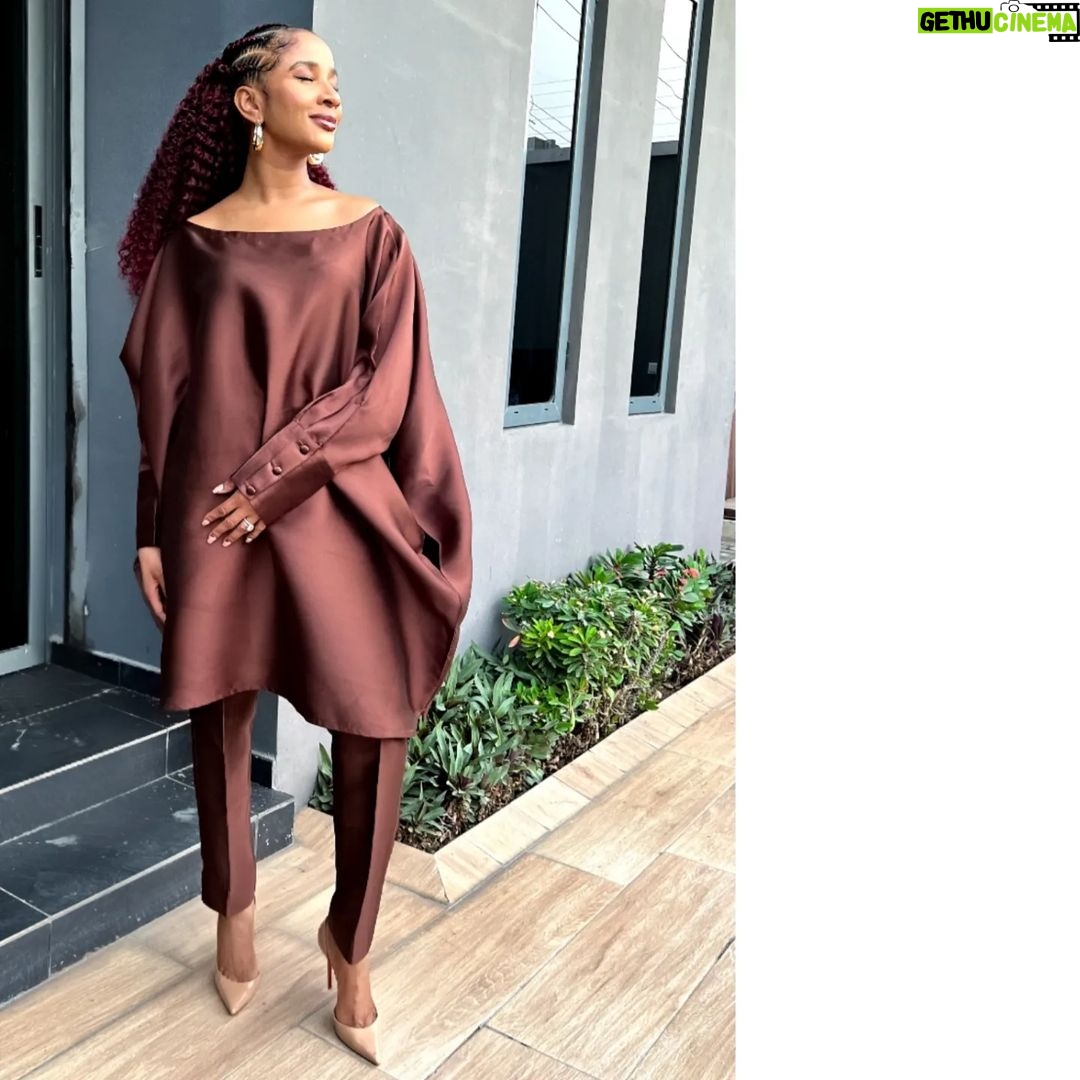 Adesua Etomi-Wellington - 148.9K Likes - They said I should give you people details🤣
Earlier today on my way to 'An evening with African Power girls' organised by @debolalagos 🙌🙌🙌
Special mention to @atafo.official for always killing it😍🔥❤
Hair by @tashplace
Make up by me
Picture by my 2nd personal photographer @jemimaosunde🤣🤣🤣
#sueisinthegarden #andshesafinegirl #cantthinkoftherestpls #its11.30pm #whyareyouawake #lookingforhashtahstomakeyoulaugh #yourestillreading #nawa #restdear