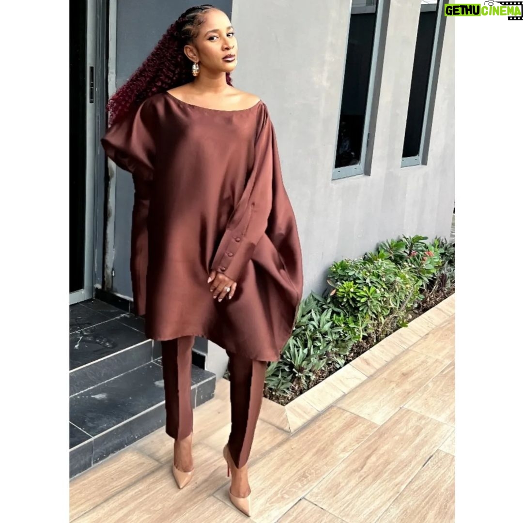 Adesua Etomi-Wellington - 148.9K Likes - They said I should give you people details🤣
Earlier today on my way to 'An evening with African Power girls' organised by @debolalagos 🙌🙌🙌
Special mention to @atafo.official for always killing it😍🔥❤
Hair by @tashplace
Make up by me
Picture by my 2nd personal photographer @jemimaosunde🤣🤣🤣
#sueisinthegarden #andshesafinegirl #cantthinkoftherestpls #its11.30pm #whyareyouawake #lookingforhashtahstomakeyoulaugh #yourestillreading #nawa #restdear