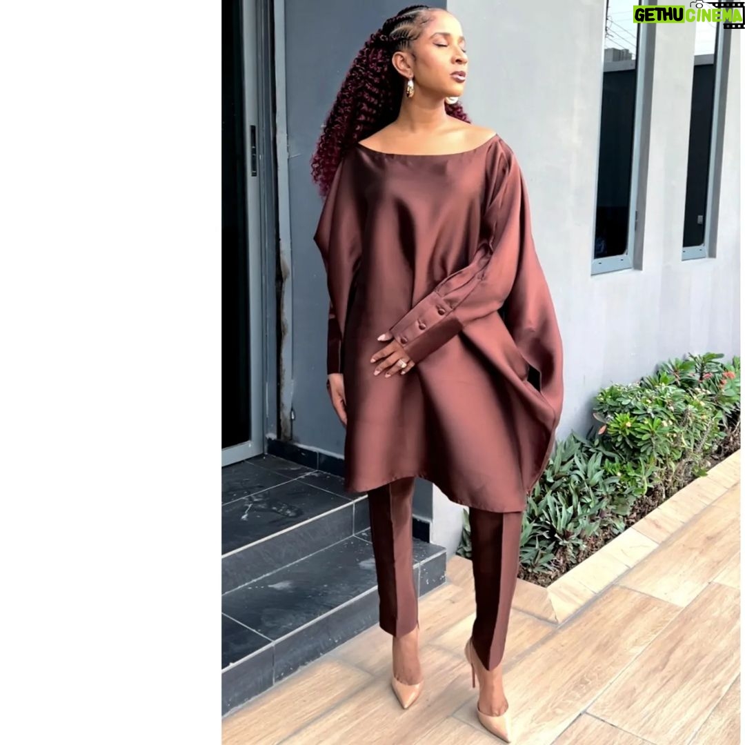 Adesua Etomi-Wellington - 148.9K Likes - They said I should give you people details🤣
Earlier today on my way to 'An evening with African Power girls' organised by @debolalagos 🙌🙌🙌
Special mention to @atafo.official for always killing it😍🔥❤
Hair by @tashplace
Make up by me
Picture by my 2nd personal photographer @jemimaosunde🤣🤣🤣
#sueisinthegarden #andshesafinegirl #cantthinkoftherestpls #its11.30pm #whyareyouawake #lookingforhashtahstomakeyoulaugh #yourestillreading #nawa #restdear