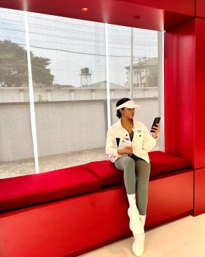 Adesua Etomi-Wellington Instagram - One thing you can be sure about in this photo? I'm not reading anything on my phone 🤣

#aetheticallypleasingsusu #packagedwithGodsglory
