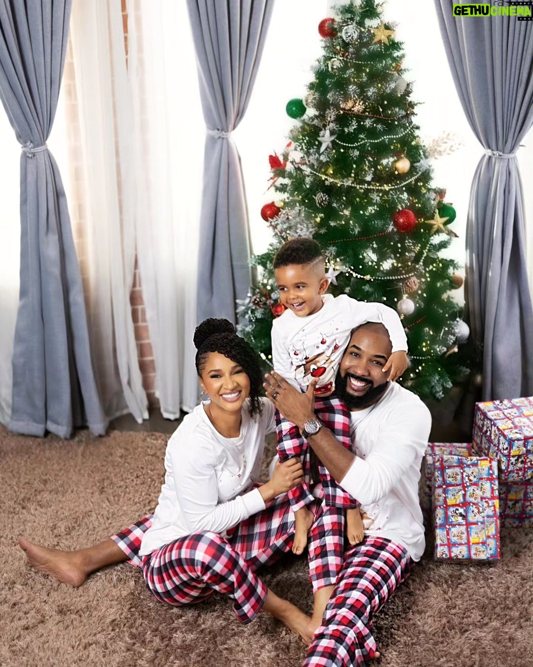 Adesua Etomi-Wellington - 480K Likes - From our family to yours, Merry Christmas and a Blessed New Year.
📸 @c3pictures_gallery
Suits @atafo__
My dress @anncranberry
Makeup @t.alamodebeauty