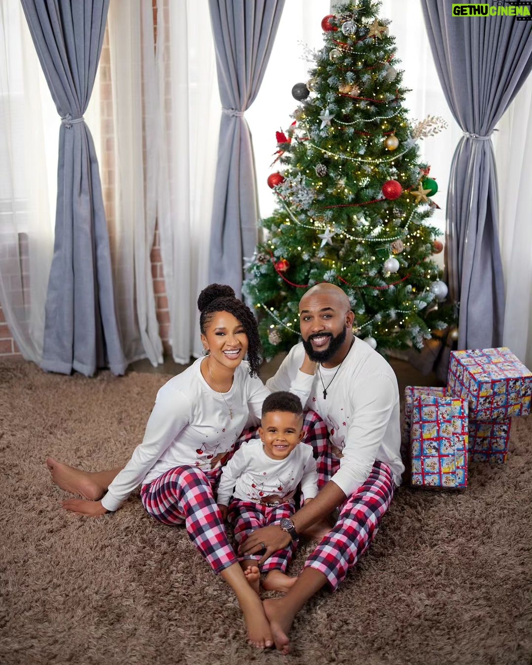 Adesua Etomi-Wellington - 480K Likes - From our family to yours, Merry Christmas and a Blessed New Year.
📸 @c3pictures_gallery
Suits @atafo__
My dress @anncranberry
Makeup @t.alamodebeauty
