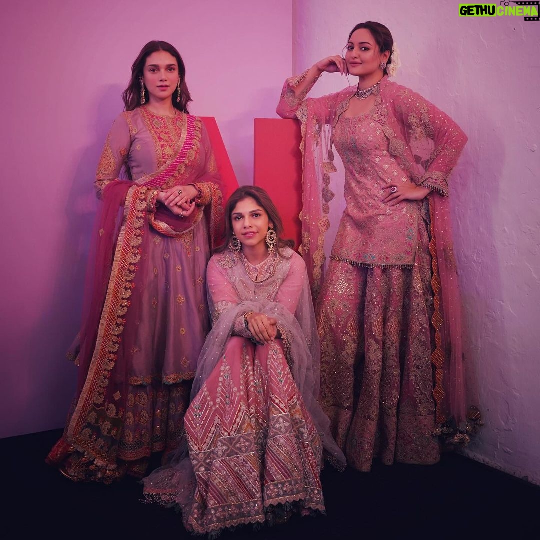 Aditi Rao Hydari Instagram - 🌸 #heeramandi #SanjayLeelaBhansali @bhansaliproductions @prerna_singh6 @m_koirala @aslisona @aditiraohydari @sharminsegal @therichachadha @iamsanjeeda @netflix_ Wearing- @rimpleandharpreet Jewellery- @shriparamanijewels Styled by- @tanaya_paradkar Assisted by- @nainsss._ Hmu- @shraddhamishra8