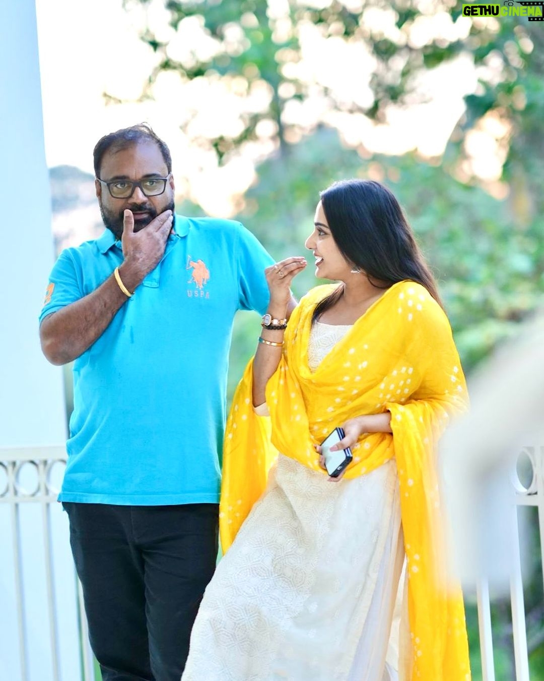 Aditi Ravi Instagram - നല്ല തട്ടാ ല്ലേന്ന് .. കുട്ടി ചുമ്മാ നിർത്തിയങ്ങു അപമാനിക്കുവാണേ ..🤣🤣 #bigbenmalayalammovie #bigbenmovie #gettingclose #preproduction #malayalammovies #aditiravi #anumohan #binoaugustine #braintreeproductions