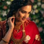 Aditi Ravi Instagram - choose to look on the bright side ✨ #wearing seetharamalakshmana jewellery from @alukkasjewellery 📸 @aghoshvyshnavam_avm 💄 @shari_naressh_makeup 🥻 @sameerasaneeshkochi @imagesadfilms @shibuanthikad @deepuanthikad #new #instagram #jewellery #smile