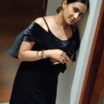 Aditi Ravi Instagram - staring at a camera is a talent too 👉🏻✔️ . . outfit @western_lady_ 📸 🤗 #black #new #insta