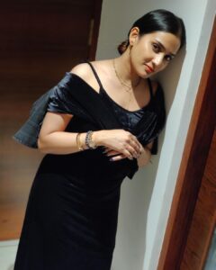 Aditi Ravi Instagram - staring at a camera is a talent too 👉🏻✔️ . . outfit @western_lady_ 📸 🤗 #black #new #insta