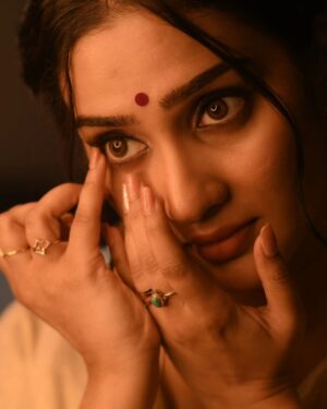 Aditi Ravi Instagram - Old soul 💫
Swipe 👉

📸 @aghoshvyshnavam_avm 
 (Unedited/raw  pictures ) 
💄 @shari_naressh_makeup 
Hair @merins_remyamerin 
💅  @nails_by_rakhi 
#instagram #soul #old #kerala