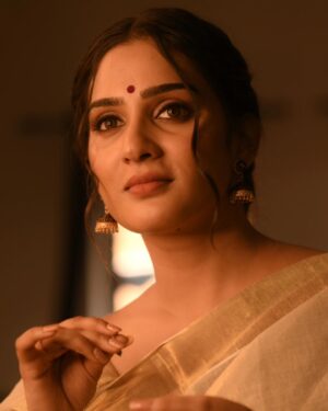 Aditi Ravi Instagram - Old soul 💫
Swipe 👉

📸 @aghoshvyshnavam_avm 
 (Unedited/raw  pictures ) 
💄 @shari_naressh_makeup 
Hair @merins_remyamerin 
💅  @nails_by_rakhi 
#instagram #soul #old #kerala