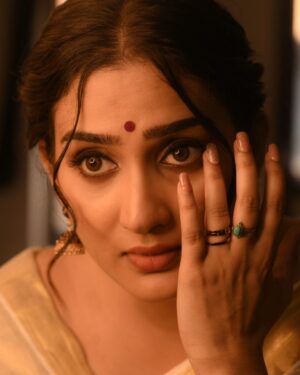 Aditi Ravi Instagram - Old soul 💫
Swipe 👉

📸 @aghoshvyshnavam_avm 
 (Unedited/raw  pictures ) 
💄 @shari_naressh_makeup 
Hair @merins_remyamerin 
💅  @nails_by_rakhi 
#instagram #soul #old #kerala