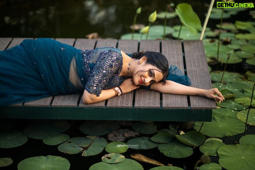 Aditi Ravi Instagram - you were born to be real not to be perfect 🦢 📸 @aghoshvyshnavam_avm costume @t.and.msignature MUA @shari_naressh_makeup hair @merins_remyamerin #new #saree #instagram