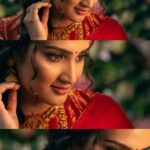 Aditi Ravi Instagram - choose to look on the bright side ✨ #wearing seetharamalakshmana jewellery from @alukkasjewellery 📸 @aghoshvyshnavam_avm 💄 @shari_naressh_makeup 🥻 @sameerasaneeshkochi @imagesadfilms @shibuanthikad @deepuanthikad #new #instagram #jewellery #smile