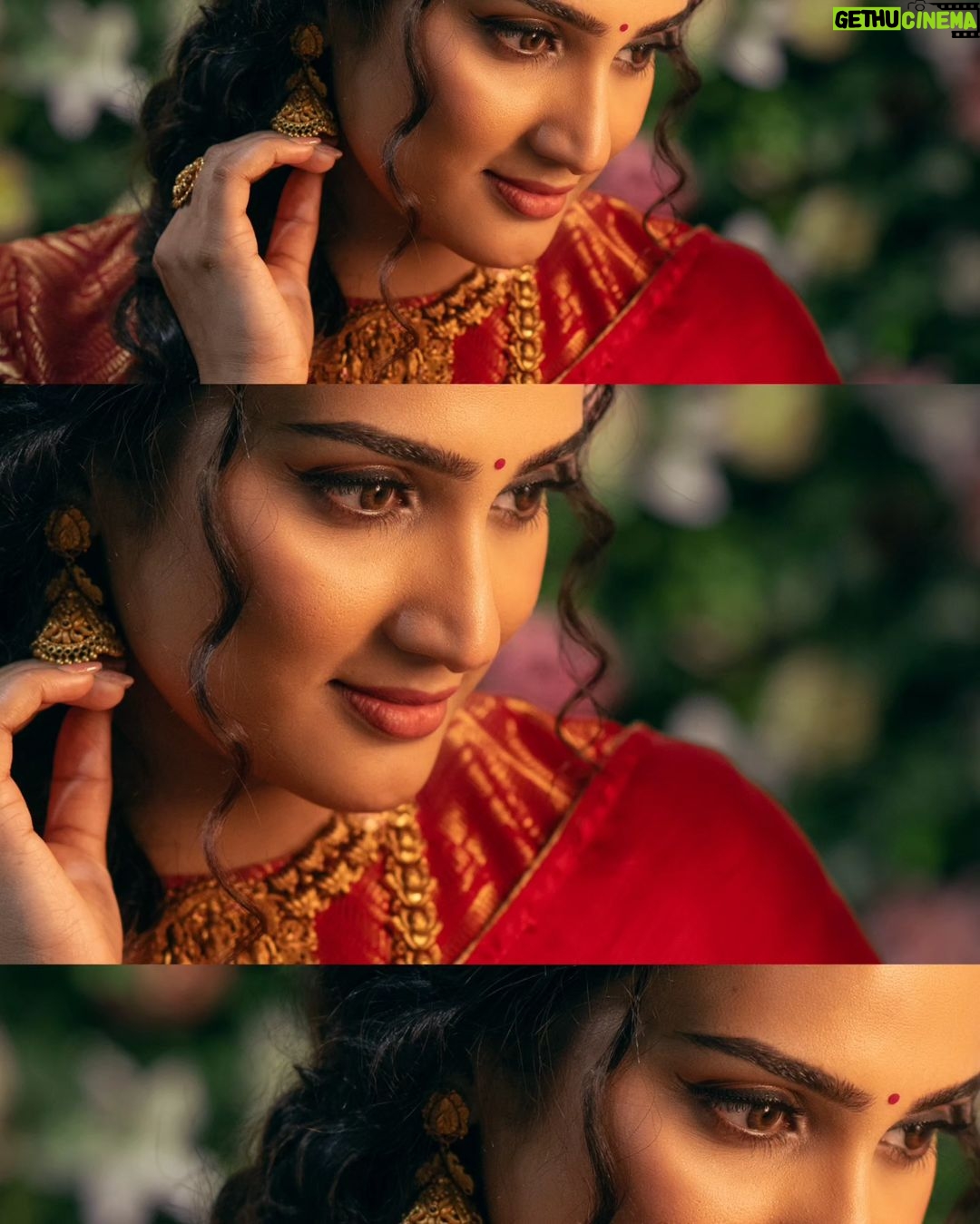 Aditi Ravi Instagram - choose to look on the bright side β¨ #wearing seetharamalakshmana jewellery from @alukkasjewellery πΈ @aghoshvyshnavam_avm π @shari_naressh_makeup π₯» @sameerasaneeshkochi @imagesadfilms @shibuanthikad @deepuanthikad #new #instagram #jewellery #smile