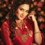 Aditi Ravi Instagram - choose to look on the bright side ✨ #wearing seetharamalakshmana jewellery from @alukkasjewellery 📸 @aghoshvyshnavam_avm 💄 @shari_naressh_makeup 🥻 @sameerasaneeshkochi @imagesadfilms @shibuanthikad @deepuanthikad #new #instagram #jewellery #smile