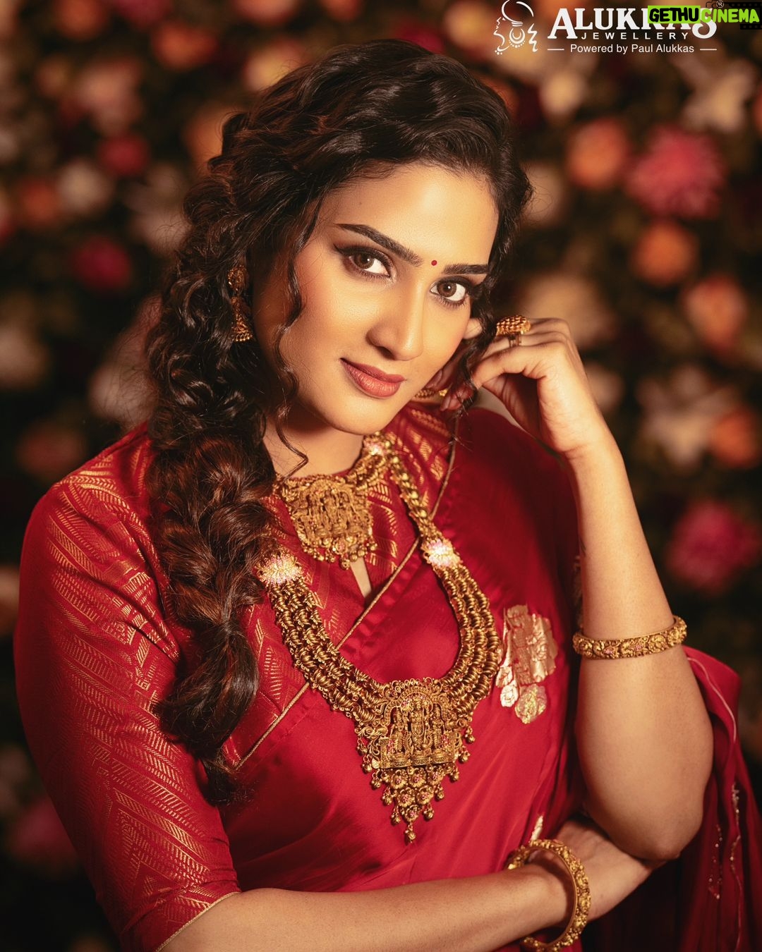 Aditi Ravi Instagram - choose to look on the bright side β¨ #wearing seetharamalakshmana jewellery from @alukkasjewellery πΈ @aghoshvyshnavam_avm π @shari_naressh_makeup π₯» @sameerasaneeshkochi @imagesadfilms @shibuanthikad @deepuanthikad #new #instagram #jewellery #smile
