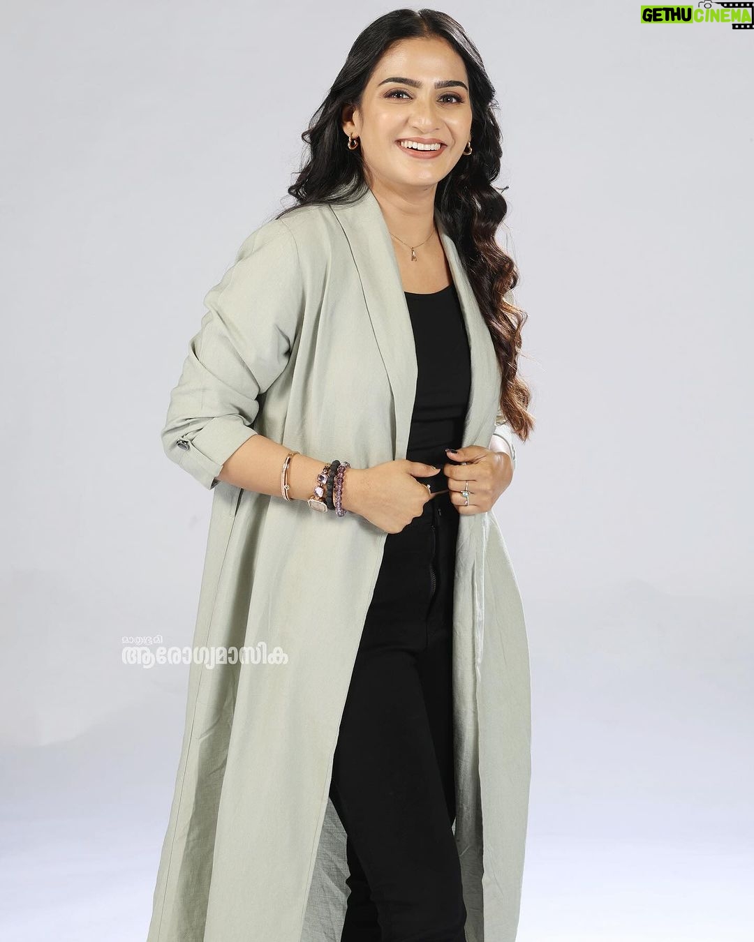 Aditi Ravi Instagram - 👒 photography : @sidhiqueakber stylist: @laamiya.c.k @styled_diaries_by_laamiya Mua : @makeover_by_aswathyprasanth @makeup_blooms_makeover_ outfit : @clothinq_originals #new #aarogyamasika #smile #instagram