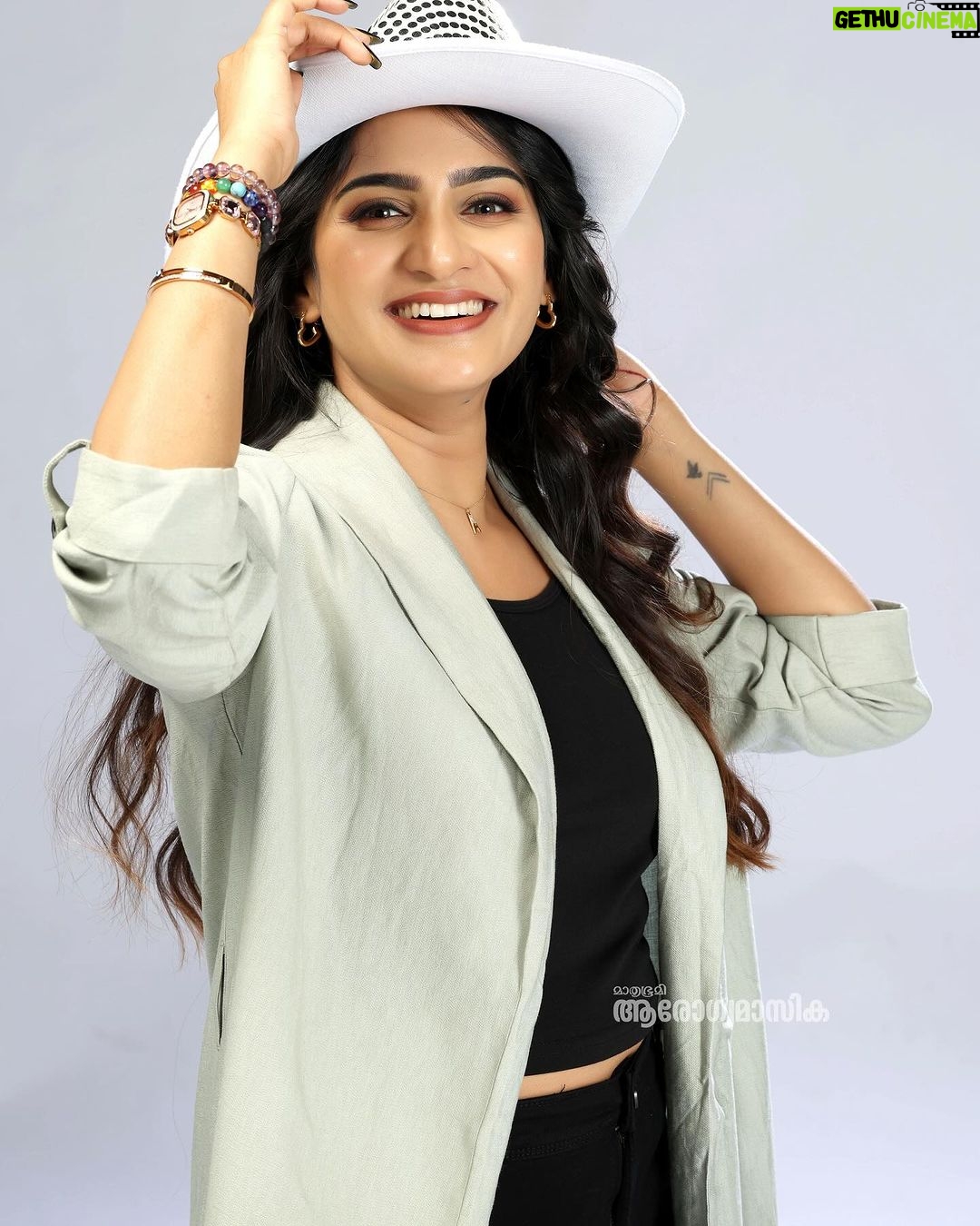 Aditi Ravi Instagram - 👒 photography : @sidhiqueakber stylist: @laamiya.c.k @styled_diaries_by_laamiya Mua : @makeover_by_aswathyprasanth @makeup_blooms_makeover_ outfit : @clothinq_originals #new #aarogyamasika #smile #instagram