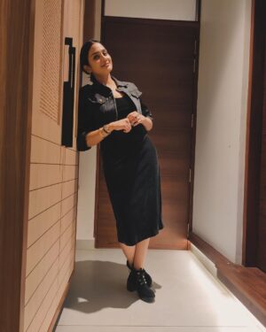 Aditi Ravi Instagram - staring at a camera is a talent too 👉🏻✔️
.
.

outfit @western_lady_ 
📸 🤗

#black #new #insta