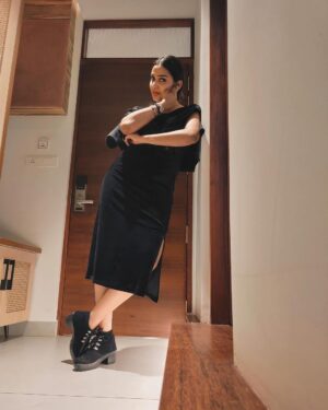 Aditi Ravi Instagram - staring at a camera is a talent too 👉🏻✔️
.
.

outfit @western_lady_ 
📸 🤗

#black #new #insta