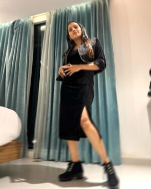 Aditi Ravi Instagram - staring at a camera is a talent too 👉🏻✔️
.
.

outfit @western_lady_ 
📸 🤗

#black #new #insta