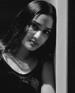 Aditi Ravi Instagram - staring at a camera is a talent too 👉🏻✔️
.
.

outfit @western_lady_ 
📸 🤗

#black #new #insta