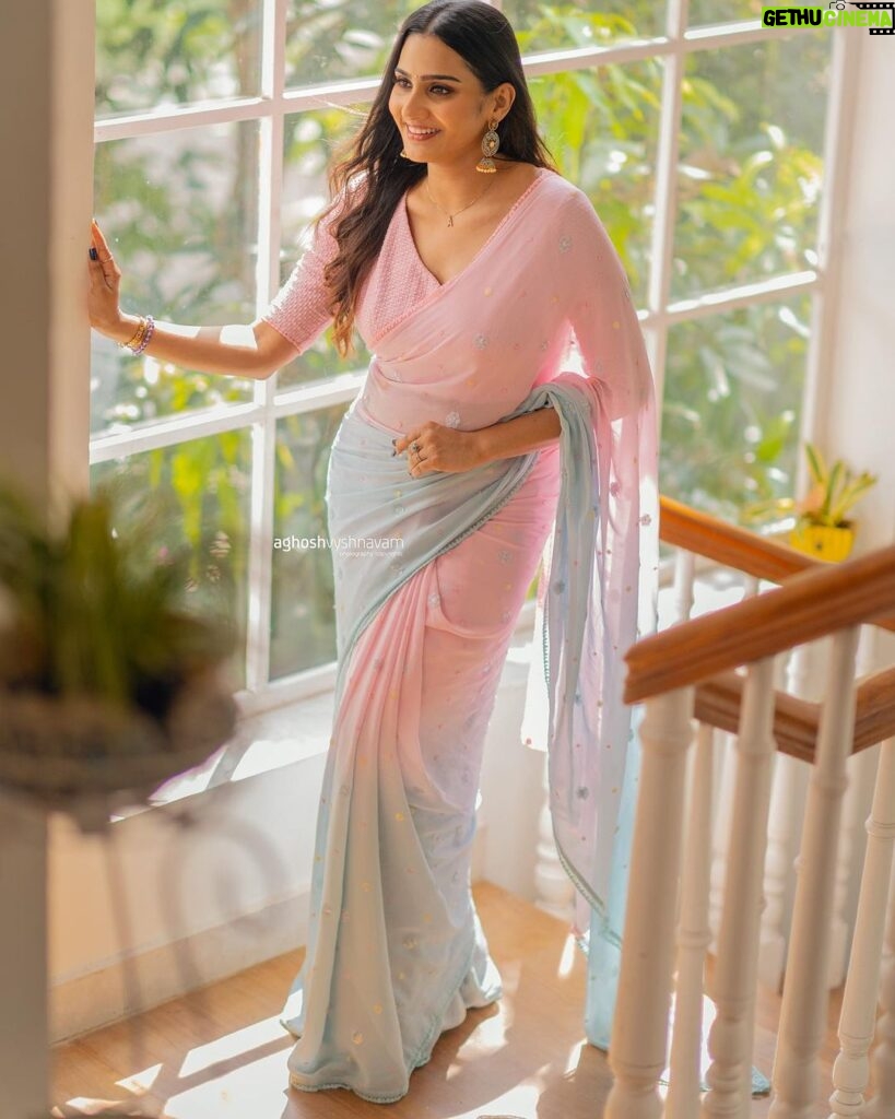 Aditi Ravi Instagram - Strong women don’t have attitudes , we have standards .. ~ marilyn monroe 📸 @aghoshvyshnavam_avm 🥻 @sameerasaneeshkochi 💄 @shari_naressh_makeup @naresshkrishna #new #insta #saree #smile 🧿
