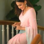 Aditi Ravi Instagram - Strong women don’t have attitudes , we have standards .. ~ marilyn monroe 📸 @aghoshvyshnavam_avm 🥻 @sameerasaneeshkochi 💄 @shari_naressh_makeup @naresshkrishna #new #insta #saree #smile 🧿