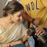 Aditi Ravi Instagram - നരേഷ് മുറുക്കുന്നത് കണ്ടപ്പോ പെട്ടെന്നൊരു ഐഡിയ .. കേരളാസാരീ അല്ലേൽ 2 മുണ്ട് തരാൻ പറഞ്ഞു , ഒരു മുറുക്കാനും.. വേറൊരു കോസ്റ്റ്യൂമിന് വേണ്ടി മേക്കപ്പ് ചെയ്തു കൊണ്ടിരുന്ന ശാരിയോട് ഒരു പൊട്ട് അദിതിയുടെ നെറ്റിയിലേക്ക് വെക്കാൻ പറഞ്ഞു .. പിന്നെ സാരീ ഇങ്ങനെ പുതപ്പിക്കാനും .. ഒരുക്കാൻ വച്ചിരുന്ന റിങ് ലൈറ്റ്സ് സോഴ്സ് ആക്കി .. മുന്നിലിരുന്ന കണ്ണാടിയും ജനലും ഒക്കെ കമ്പോസ് ചെയ്തപ്പോ ഇങ്ങനെ കുറെ ക്യാൻവാസ് കിട്ടി .. "ചിത്രങ്ങളൊക്കെ നമ്മുടെ ചുറ്റിലുമുണ്ട്, നമ്മൾ അത് കാണണം അല്ലെ .. !! മനസ്സിൽ തോന്നിയ ഫ്രെയിമിൽ അത് ക്യാമറയിൽ അതേപടി പകർത്തിയാൽ .. " @aghoshvyshnavam_avm @aditi.ravi @shari_naressh_makeup