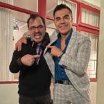 Adrián Uribe Instagram - Mañana se estrena “DIVINA SEÑAL” una película muy divertida que tuve el placer de hacer junto a mis queridos y talentosos @soymemovillegas y @la_serradilla además de un gran elenco. Con la dirección del máster @pitipolybarra No se la pueden perder solo por @primevideomx 🙏😃
