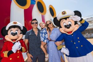 Adrián Uribe Instagram - Vacaciones mágicas en familia!
Gracias por esta hermosa experiencia! 
😃🙏💫 @DisneyCruiseLine 
#DisneyCruiseLine