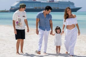 Adrián Uribe Instagram - Vacaciones mágicas en familia!
Gracias por esta hermosa experiencia! 
😃🙏💫 @DisneyCruiseLine 
#DisneyCruiseLine