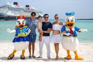 Adrián Uribe Instagram - Vacaciones mágicas en familia!
Gracias por esta hermosa experiencia! 
😃🙏💫 @DisneyCruiseLine 
#DisneyCruiseLine