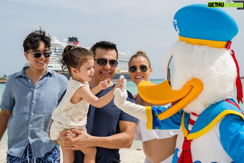 Adrián Uribe Instagram - Vacaciones mágicas en familia! Gracias por esta hermosa experiencia! 😃🙏💫 @DisneyCruiseLine #DisneyCruiseLine