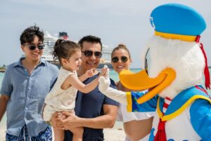 Adrián Uribe Instagram - Vacaciones mágicas en familia!
Gracias por esta hermosa experiencia! 
😃🙏💫 @DisneyCruiseLine 
#DisneyCruiseLine