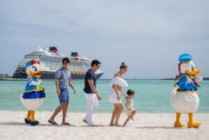 Adrián Uribe Instagram - Vacaciones mágicas en familia!
Gracias por esta hermosa experiencia! 
😃🙏💫 @DisneyCruiseLine 
#DisneyCruiseLine
