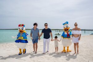 Adrián Uribe Instagram - Vacaciones mágicas en familia!
Gracias por esta hermosa experiencia! 
😃🙏💫 @DisneyCruiseLine 
#DisneyCruiseLine