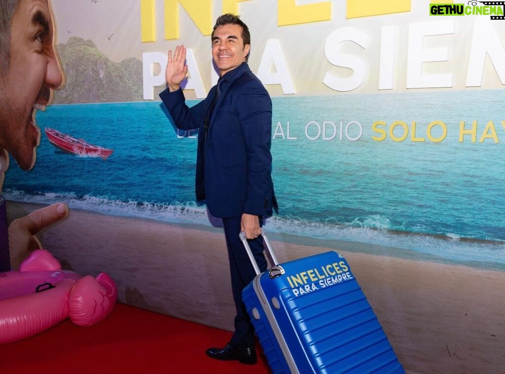 Adrián Uribe Instagram - Pues no se ustedes pero yo ya me voy al cine a ver @infelicesparasiempremx HOY ESTRENO EN CINES!😃🎬🙌
