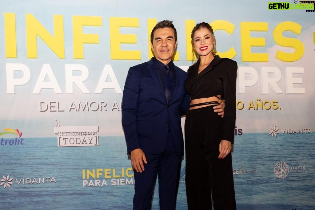 Adrián Uribe Instagram - Gran noche de estreno de @infelicesparasiempremx 🎬 una película que hicimos con mucho amor y que ya por fin se estrena este fin de semana en todos los cines del país. Gracias a todos los involucrados en este gran proyecto!🙏 Fotos: @lexisteel_ 📸