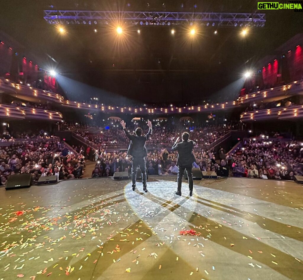 Adrián Uribe Instagram - Increíble noche ayer en Las Vegas. Ya extrañábamos estar en el escenario. Gracias a todo el público que nos acompañó. Nos vemos hoy en San Diego!😃🙌 #ChavoRucosTourUSA @chavorucostour @soldout_mgmt Las Vegas, Nevada