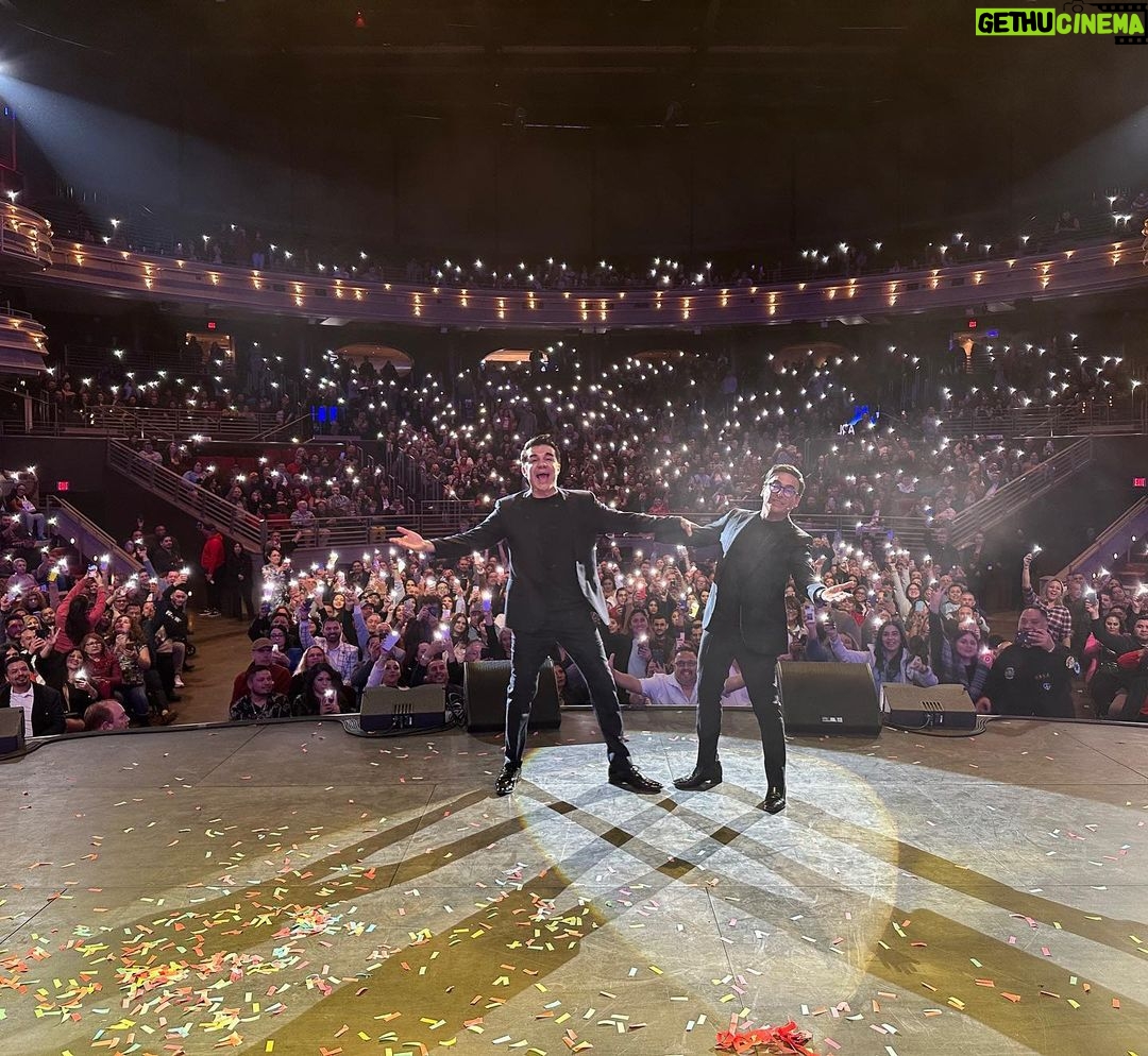 Adrián Uribe Instagram - Increíble noche ayer en Las Vegas. Ya extrañábamos estar en el escenario. Gracias a todo el público que nos acompañó. Nos vemos hoy en San Diego!😃🙌 #ChavoRucosTourUSA @chavorucostour @soldout_mgmt Las Vegas, Nevada