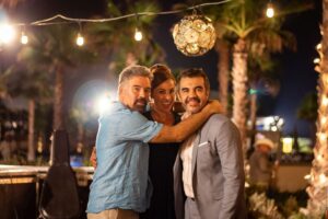 Adrián Uribe Instagram - Ayer por fin después de 4 años de haberla filmado, se estrenó en 2 mil salas de cine nuestra peli  @infelicesparasiempremx 😃
Ojalá tengan la oportunidad de verla porque estoy seguro que les va a gustar.
Aquí les dejo unas fotos del rodaje! 🎬 
Foto: @lexisteel_ 📸