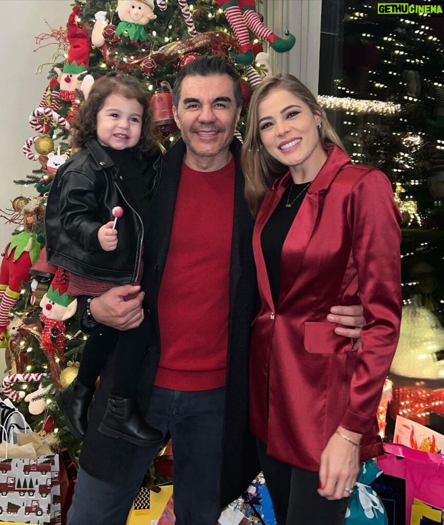 Adrián Uribe Instagram - Feliz navidad! 🙏❤️🎄