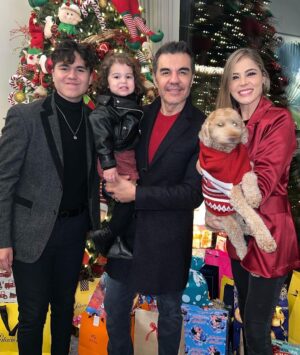 Adrián Uribe Instagram - Feliz navidad! 🙏❤️🎄