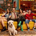 Adrián Uribe Instagram – Les presento a la familia Olivares en donde tengo la fortuna de interpretar a “Poncho” un divertido personaje junto a mi querida @sandraecheverriaoficial dirigidos por el gran @gus_loza  en la nueva serie @casadoshijosmex 
próximamente por Sony Channel. 
#CasadosConHijosMex