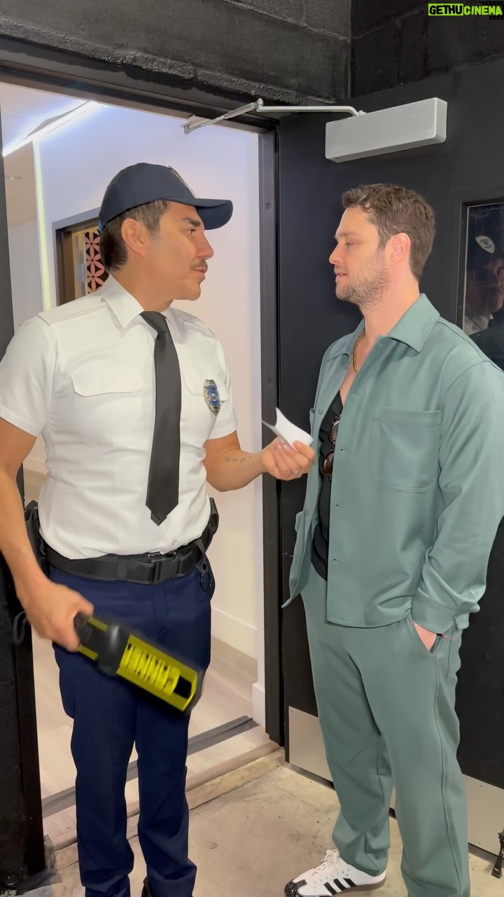 Adrián Uribe Instagram - Se filtra el video del incómodo momento que le hicieron pasar a @christophervuckermann en #PremioLoNuestro #RBD #Miami