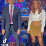 Adrián Uribe Instagram - Clases de baile con @anitta 🔥Hoy gran estreno de la tercera temporada @denochesinsueno 9/8 por @univision